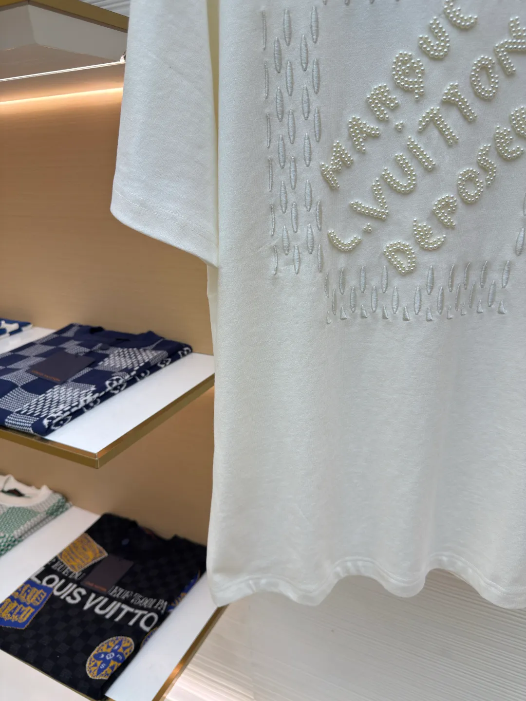 LOUIS VUITTON embroidered beaded letter T-shirt ●Authentic product: 13000 purchased and developed ●Item number: 1680221-A85 ●Fabric: combed cotton fabric ●Technology: embroidery production ●Version: fitted version ●Weight: about 420 grams ●Size: XS-S-M-L ●Description: The fabric is made of 26s double-ply combed cotton + long-staple cotton blended compact siro yarn. The rib is made of 26s+32s yarn 1*1 cylinder machine open width rib. The front panel is embroidered with Tajima embroidery machine imported from Japan. The thick plate rubber pad is polyester mercerized. Thread three-dimensional hemming embroidery, purchase Y version to manually point each bead, open a cardboard mold, and scan powder for precise positioning of a single piece. The beads are made of 4-mile round pearlescent white bubble beads, made by hand crochet technology, and all single beads are tied with hooks and threads to ensure that they are placed at the powder scan position. The overall wiring is straight and delicate, the fabric is comfortable and soft, and the color is consistent without color difference. It can be matched with the same style to create a fashionable look and control various occasions. Customized accessories, complete with three standards, same style for men and women!